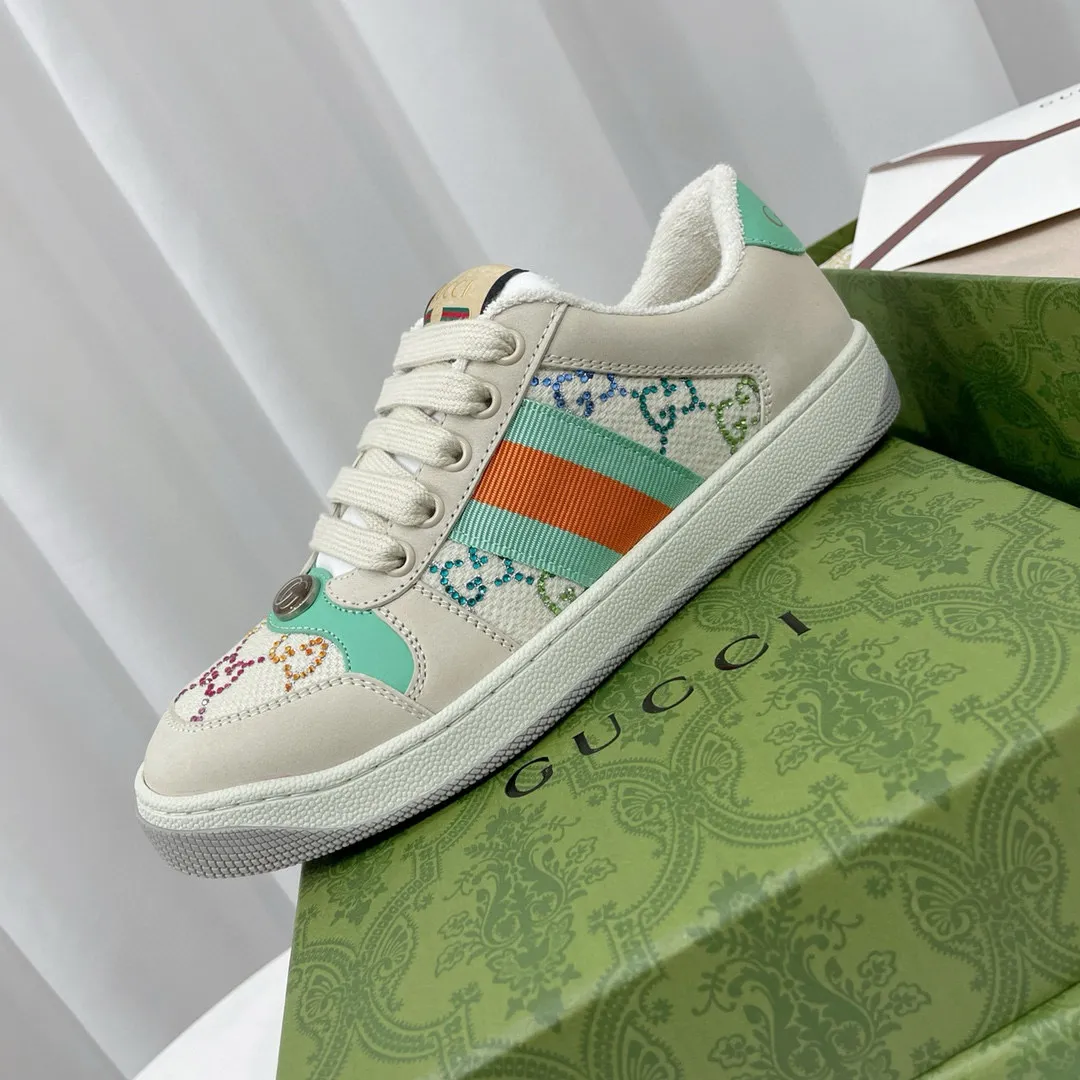 Factory price: 580💰 GUCCI Gucci's newly upgraded back cover lining, top-notch old dirty shoes, classic casual sports shoes for couples, retro sneakers and old G family dirty shoes, updated at the counter simultaneously! ①The shoe upper has the same water-based edge coating process as the original version⚠️The ordinary oil edges on the market have a strong glue feel and are easy to fall off! Grade A first-layer nubuck leather (with pores)/matching computer embroidered double G cloth, high-density terry velvet lining. ② A PVC transparent small round mark sealing line is added to the details of the midsole. The mold is opened six times and the jewelry craftsmanship is used to customize the two-color double G buckle, striving to be the same as the original version. A pair of buttons is more than three times more expensive than ordinary buckles on the market. ③An old two-color washable label, the chip is placed on the outer waist of the right foot, the entire shoe is completely hollowed out with rubber technology, TUP material (rubber to distinguish the market) with the latest green packaging from the counter, 3D printed handbag, and a pair of shoelaces. There is no pressure when entering and exiting the counter. You can buy a 1:1 accurate replica of the original version and modify and upgrade it repeatedly. The details are perfectly restored, the materials are all customized, and they are truly top-notch. Please look at the details clearly to identify the quality. Upper: First-layer frosted cowhide/embroidered double G cloth. Lining: original high-density velvet lining. Foot pads: original pearlescent sheepskin. Outsole: private molded vacuum TPU material. Packaging: original top-grade full set packaging at the counter. Shoe size: women's size 35-40, men's size 39-44 (men's size 38, 45🉑️customized, non-returnable)